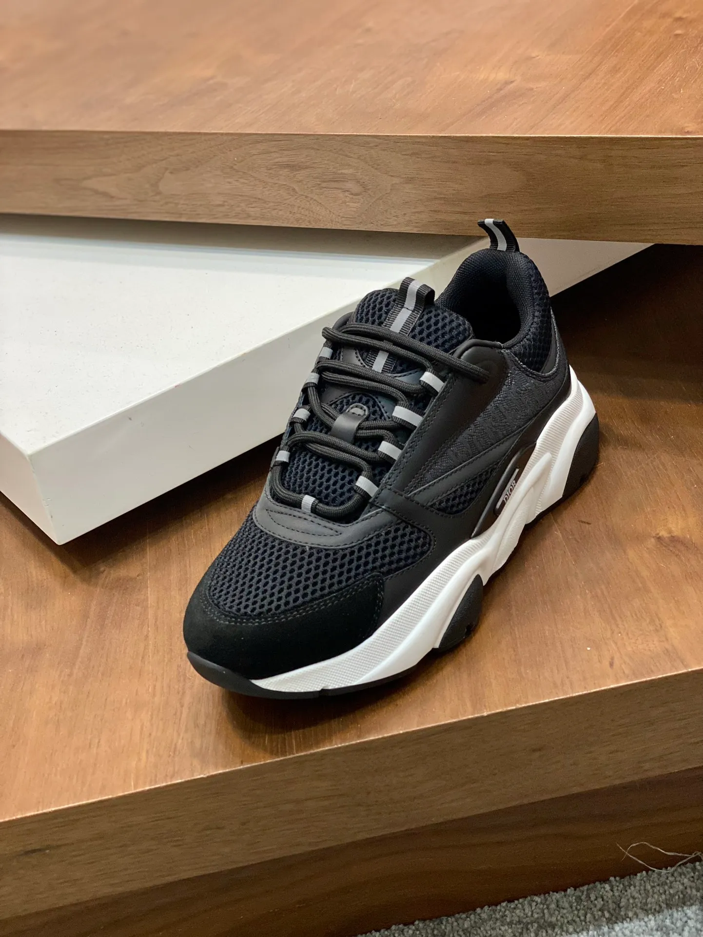 Factory price: 500💰 Dior B22 men's jogging fashion sneakers. This item draws inspiration from retro jogging shoes. It adopts a thick low-top design, with an upper made of leather and mesh fabric, and a black and white engraved rubber sole. The side is decorated with an embossed "Di~r" logo. Code number: 38-45 (38, 45, 46 can be customized)